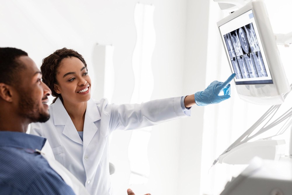 Odontóloga explicando la radiografía a un paciente